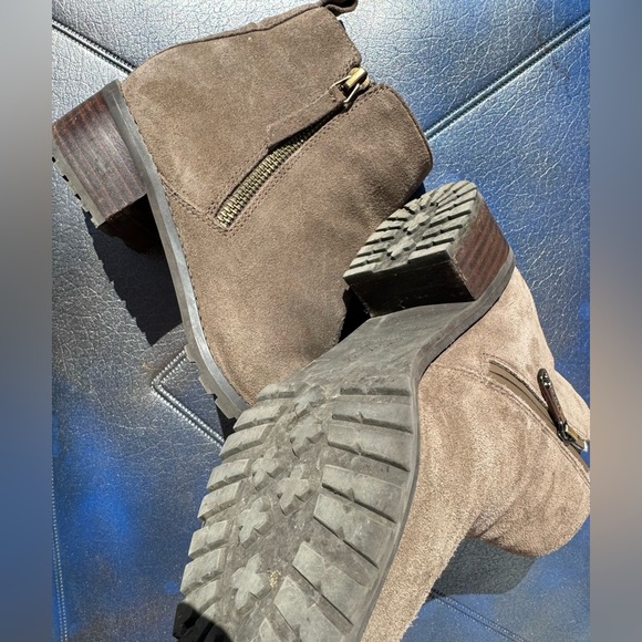 Blondo Waterproof Suede Ankle Boots with Natural Rubber soles Side Zips size 7M - Picture 3 of 9